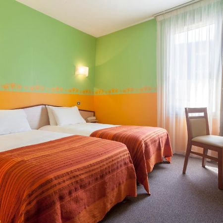 Brit Hotel Le Lion D'Or チノン エクステリア 写真